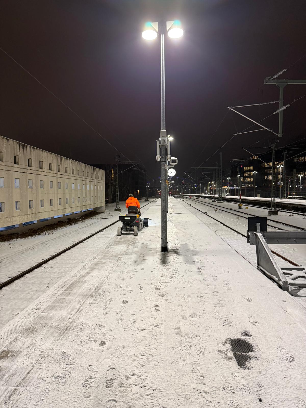 Winterlicher Bahnsteig während eines Räumeinsatzes