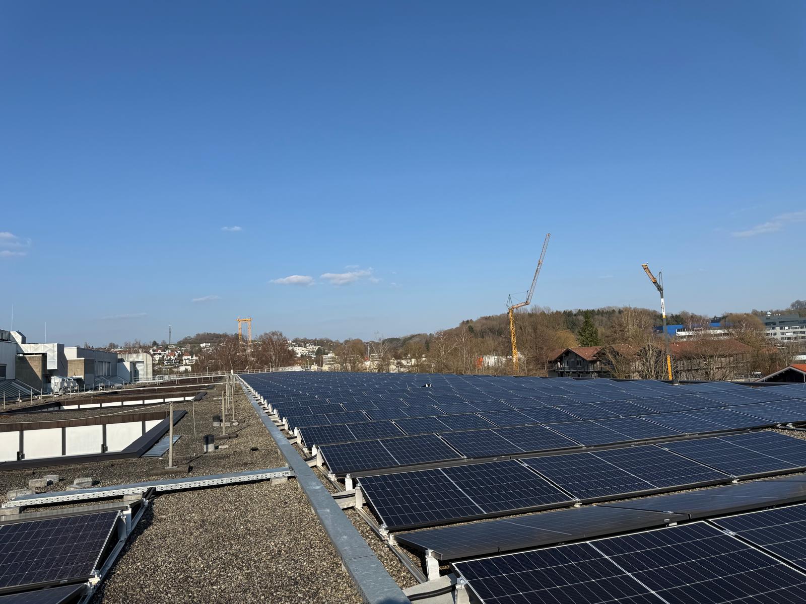 Großflächige Photovoltaikanlage auf dem Dach des BSZ Biberach