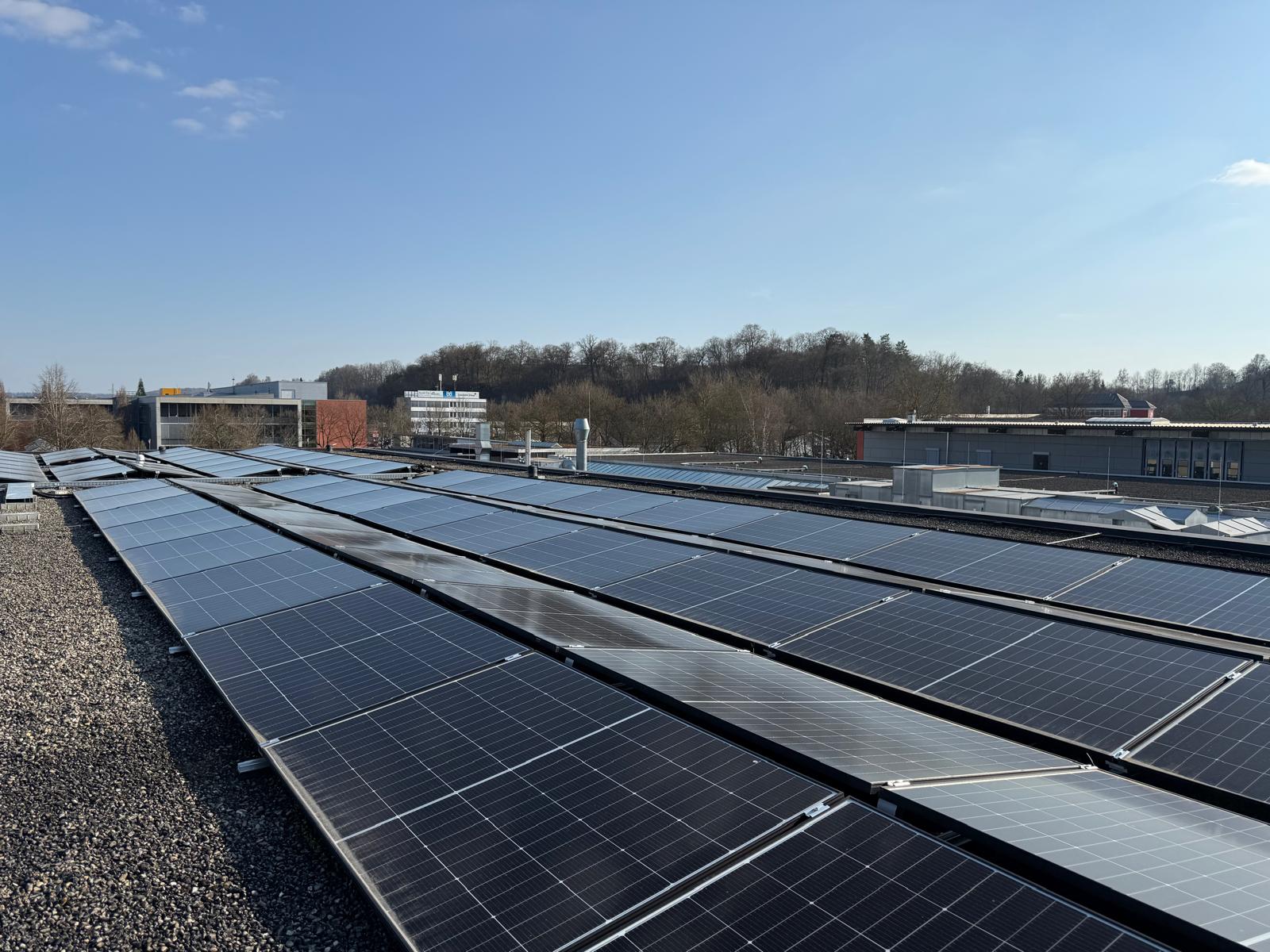 Installierte Photovoltaikmodulfelder auf dem Dach des BSZ Biberach