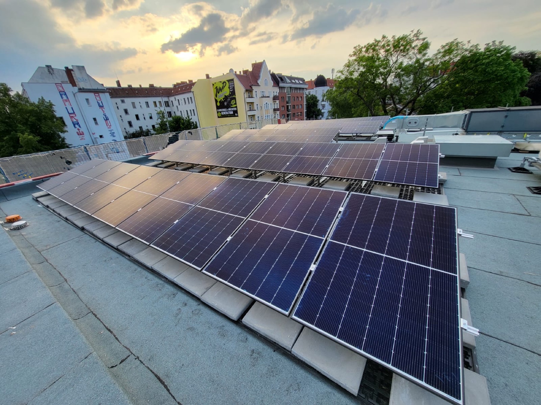 Photovoltaikanlage auf einem Flachdach in Berlin-Neukölln
